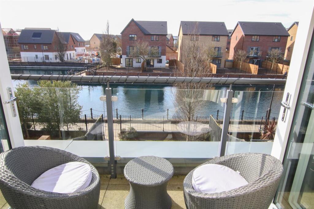 BACONY OVERLOOKING MARINA