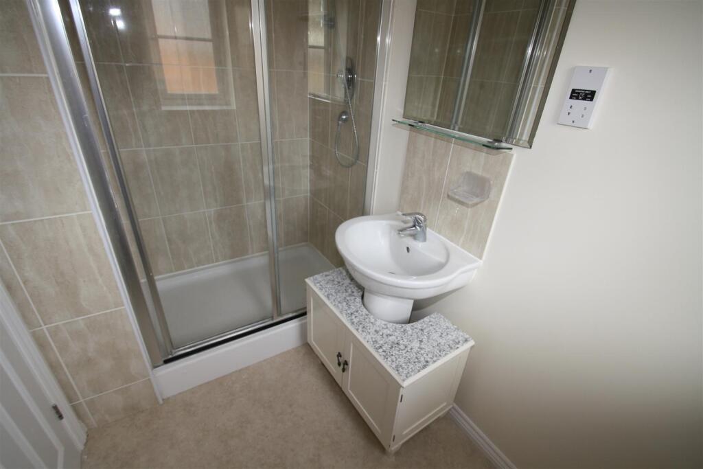 Master Bedroom Ensuite.JPG