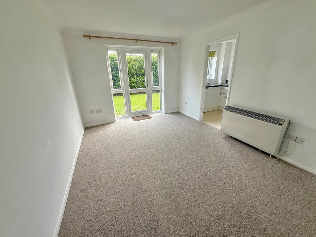 18 Dorking Lounge...