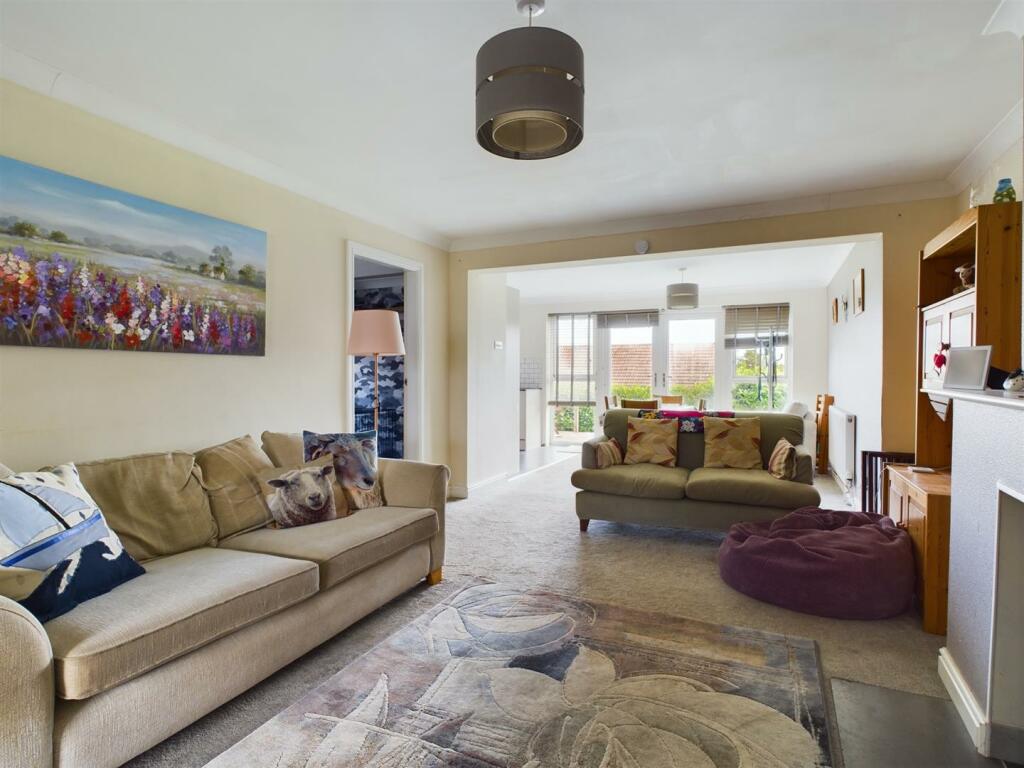 Lounge / Dining Kitchen