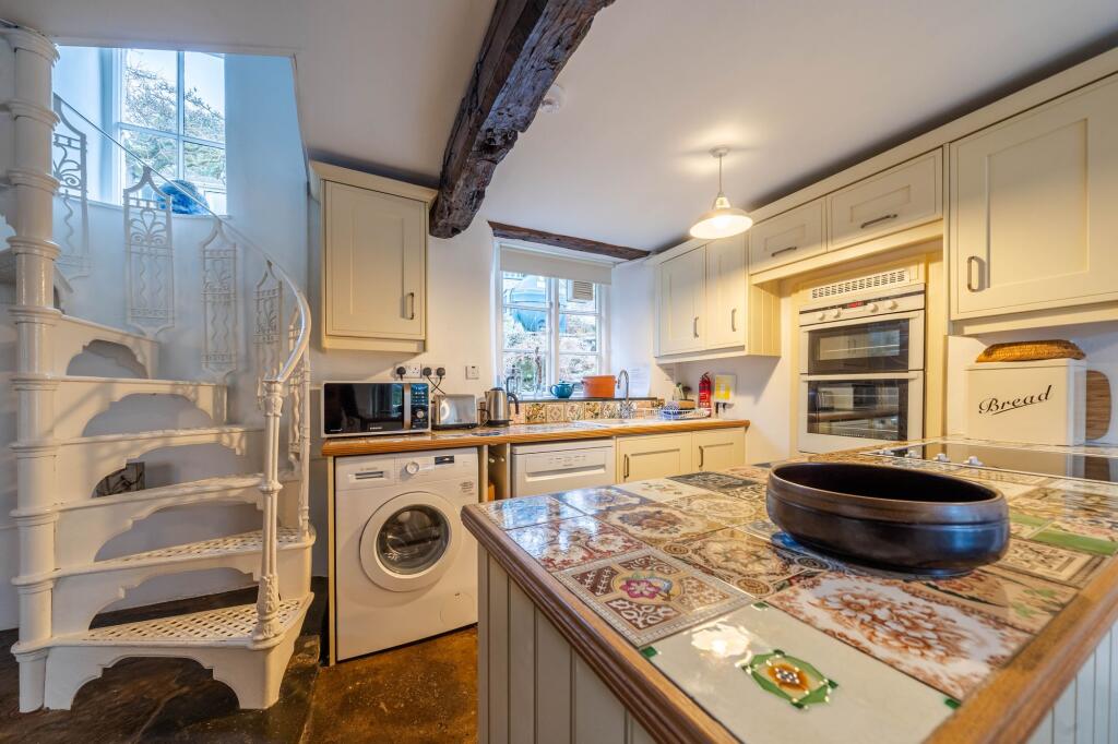 OPEN PLAN DINING/KITCHEN AREA