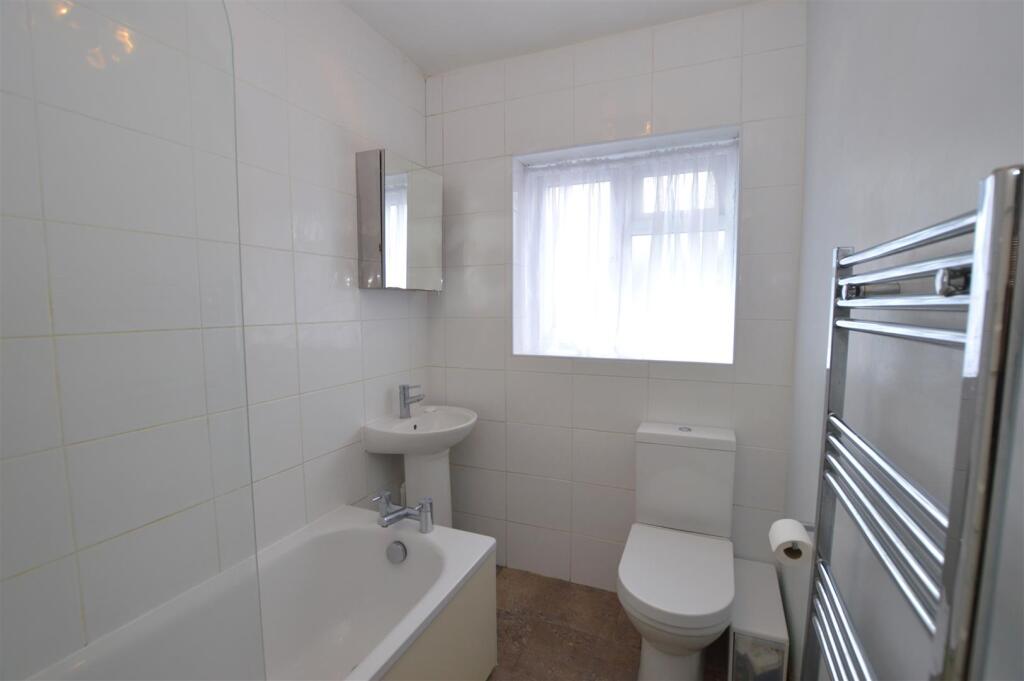 80 Wills Crescent bathroom.JPG
