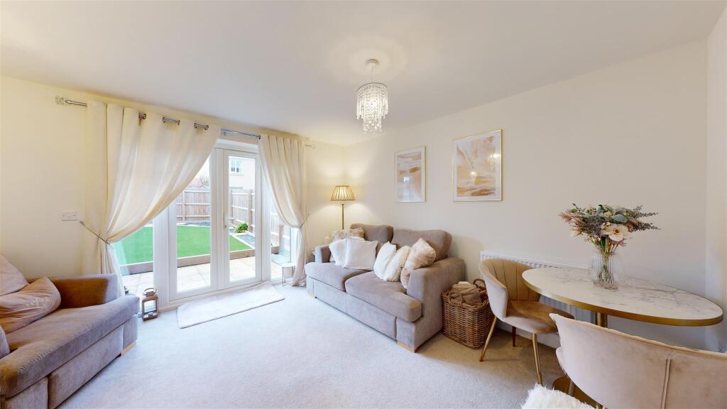Gardeners Place 105 Living Room with Dining Area.j