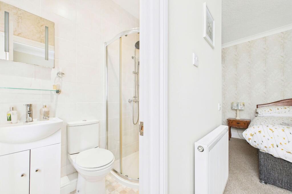 Guest room 3: en-suite