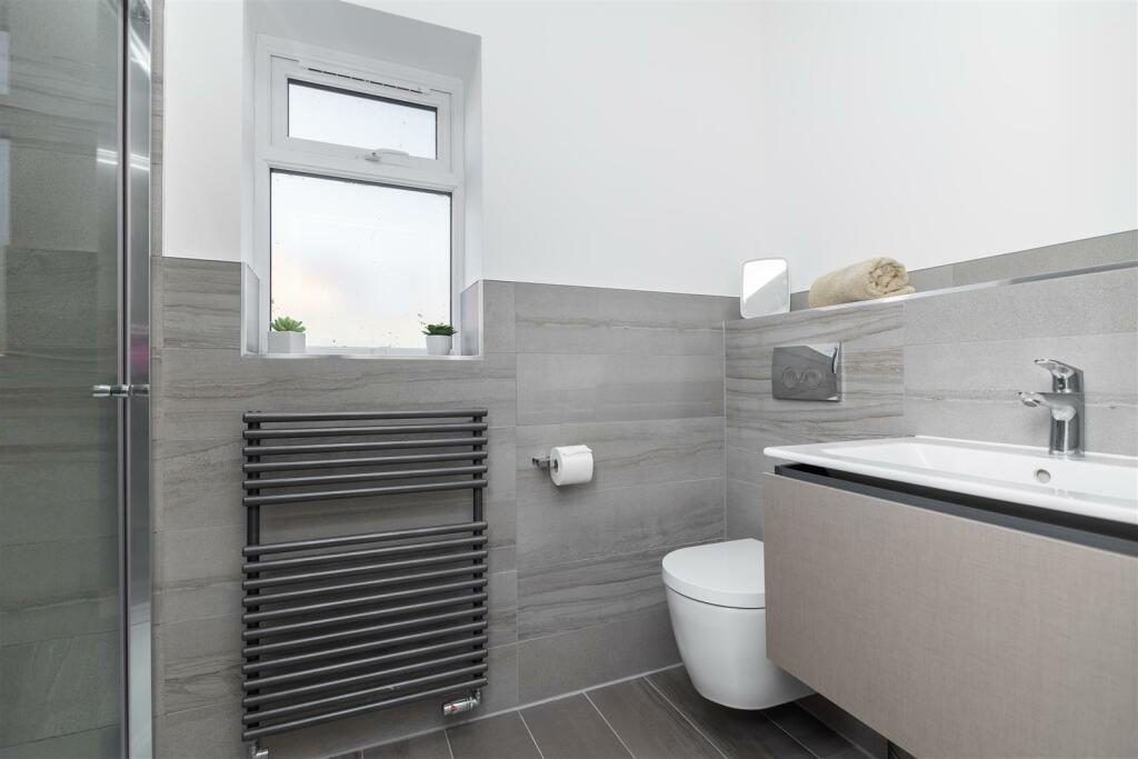 Bed 2 En-suite