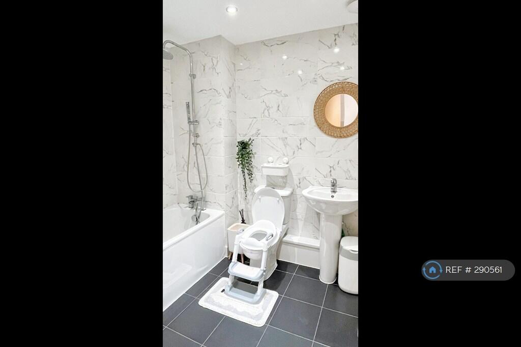 Main Bathroom On The Hallway
