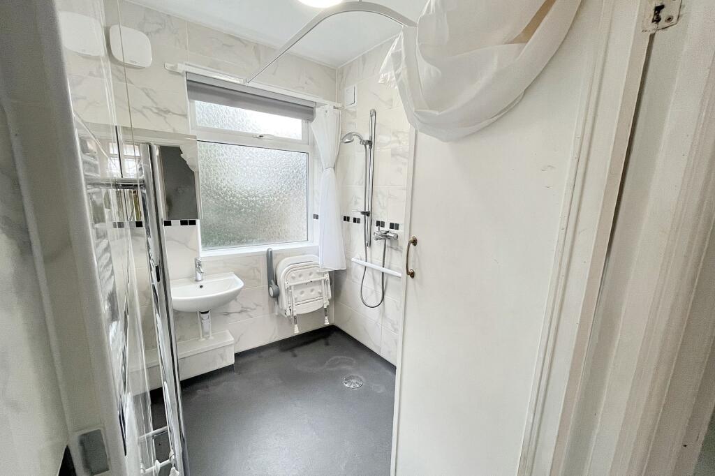 8 Oakleigh Avenue, Tolworth, Surrey KT6 7PX