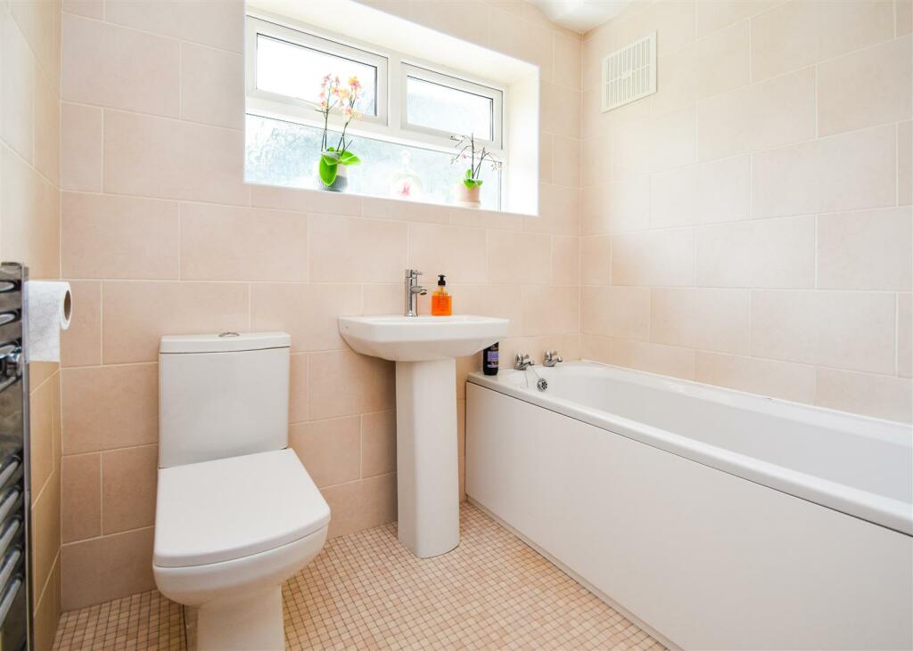 10 Waverley Crescent - Bathroom.jpg
