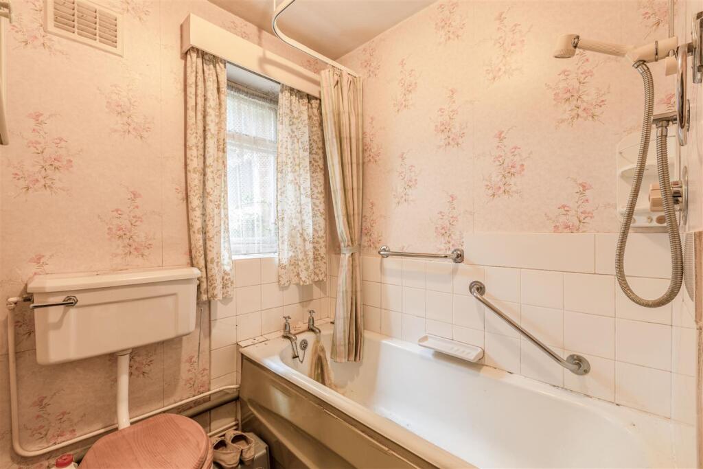 Sunnyside, Walnut Tree Lane, KT14 7AQ - 3.jpg