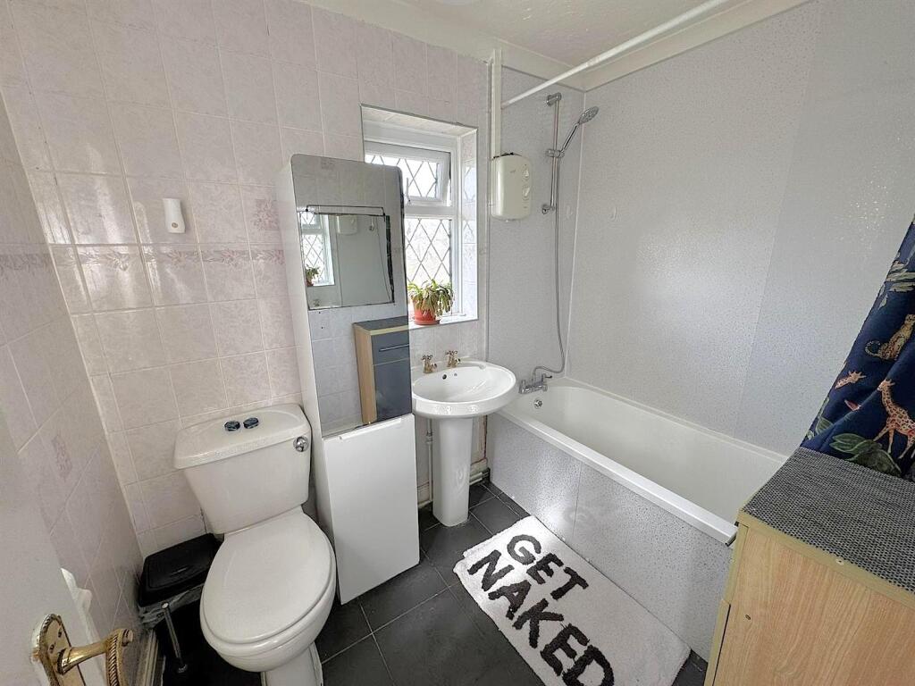 4 Marlborough Avenue Bathroom.jpg