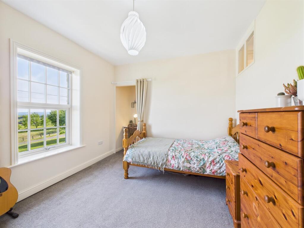 bed 4.jpg