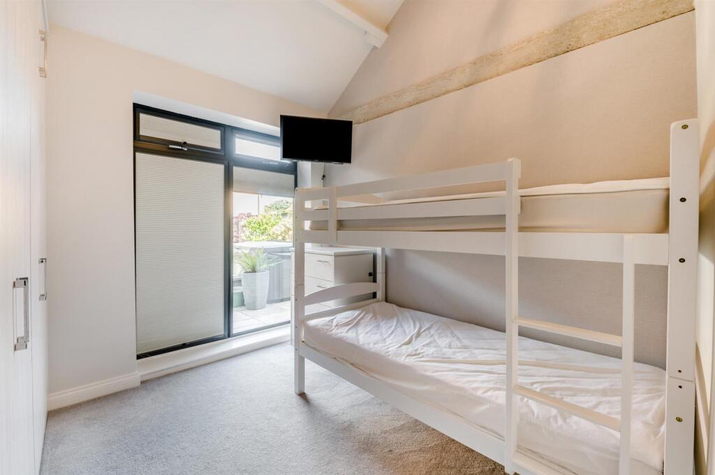 8654036-interior45.jpg