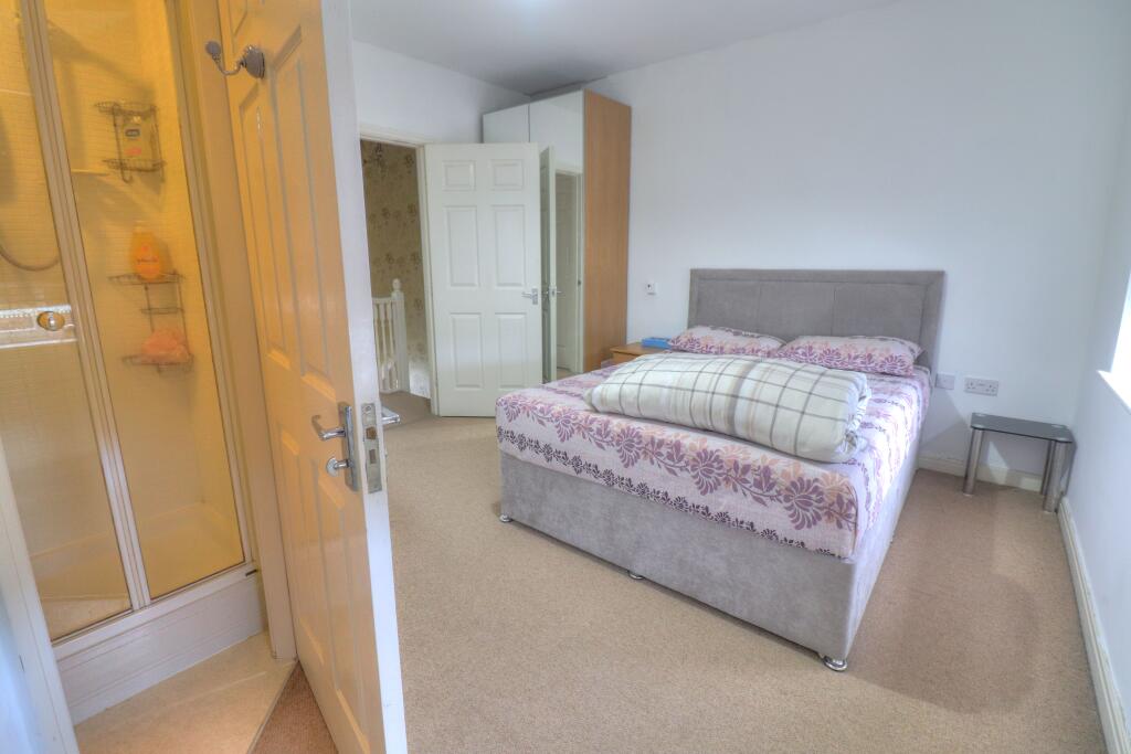 bedroom two/en-suite