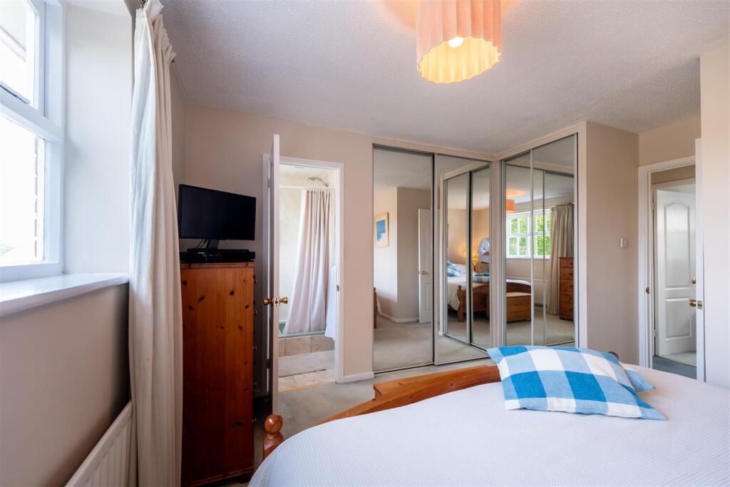2 Cedar Close -015.jpg