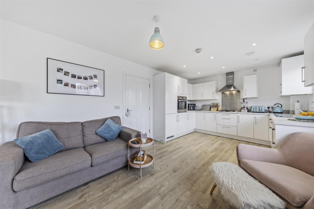 Flat14,327BarrosaWayWeb11.jpg