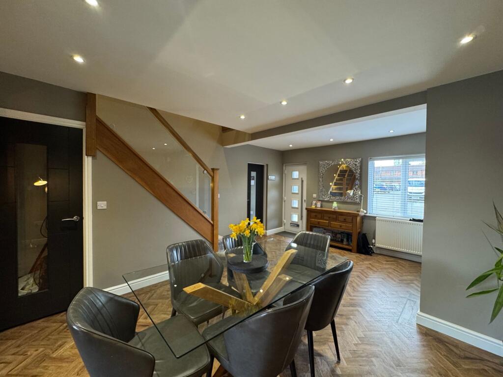 Entrance Hall / Dining Area