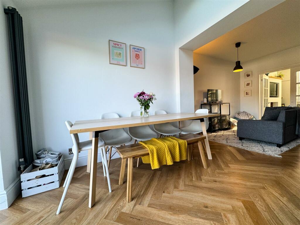 OPEN PLAN FAMILY ROOM