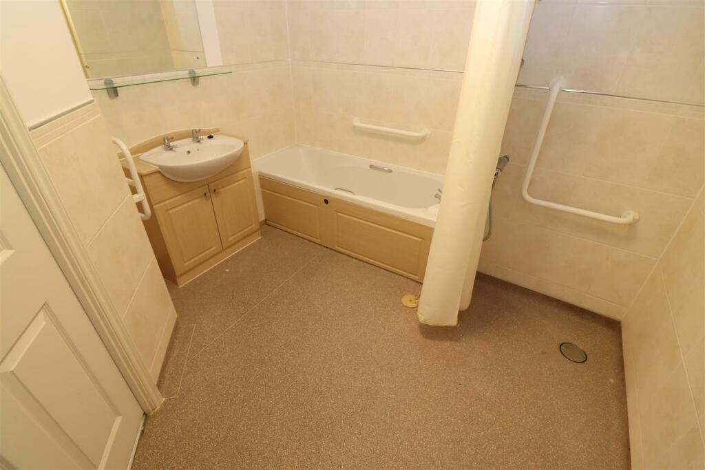 Bath/ Shower Room