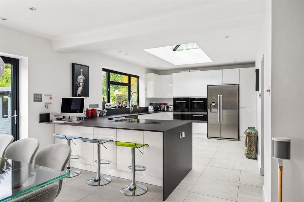 Open-plan kitchen / dining