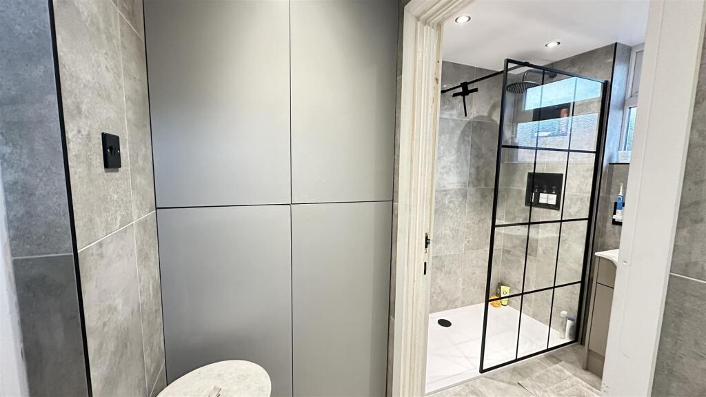 SHOWER ROOM