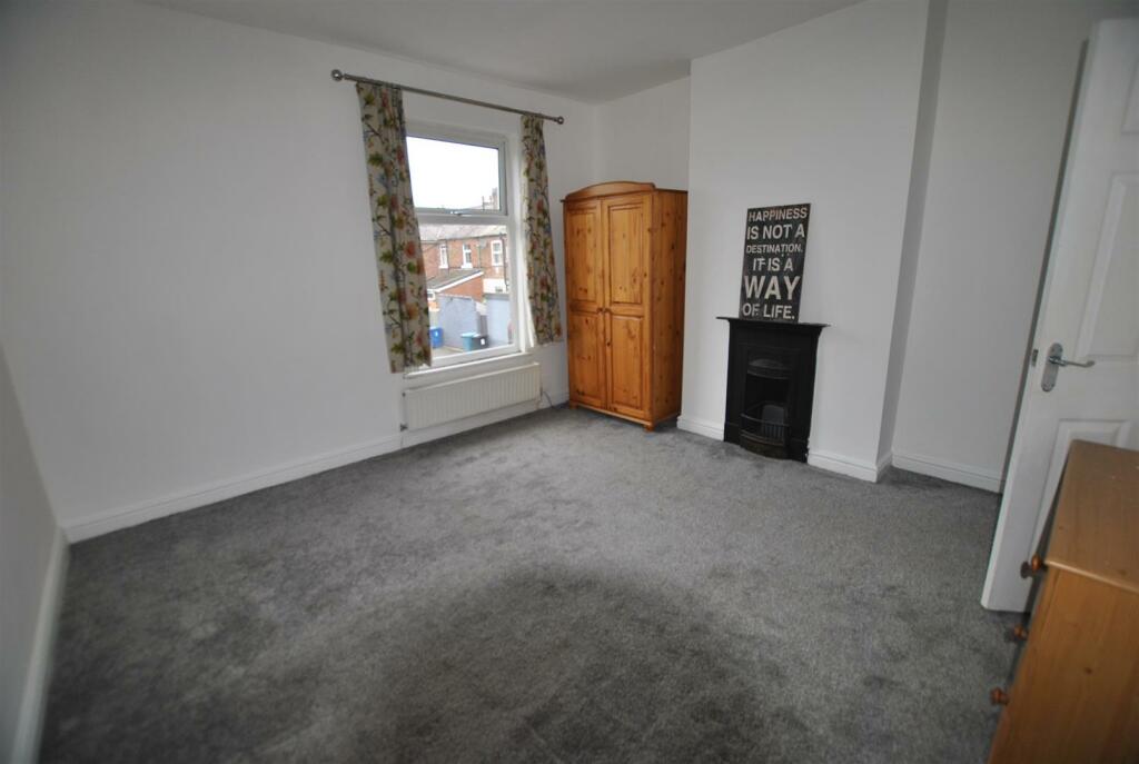 MAIN BEDROOM