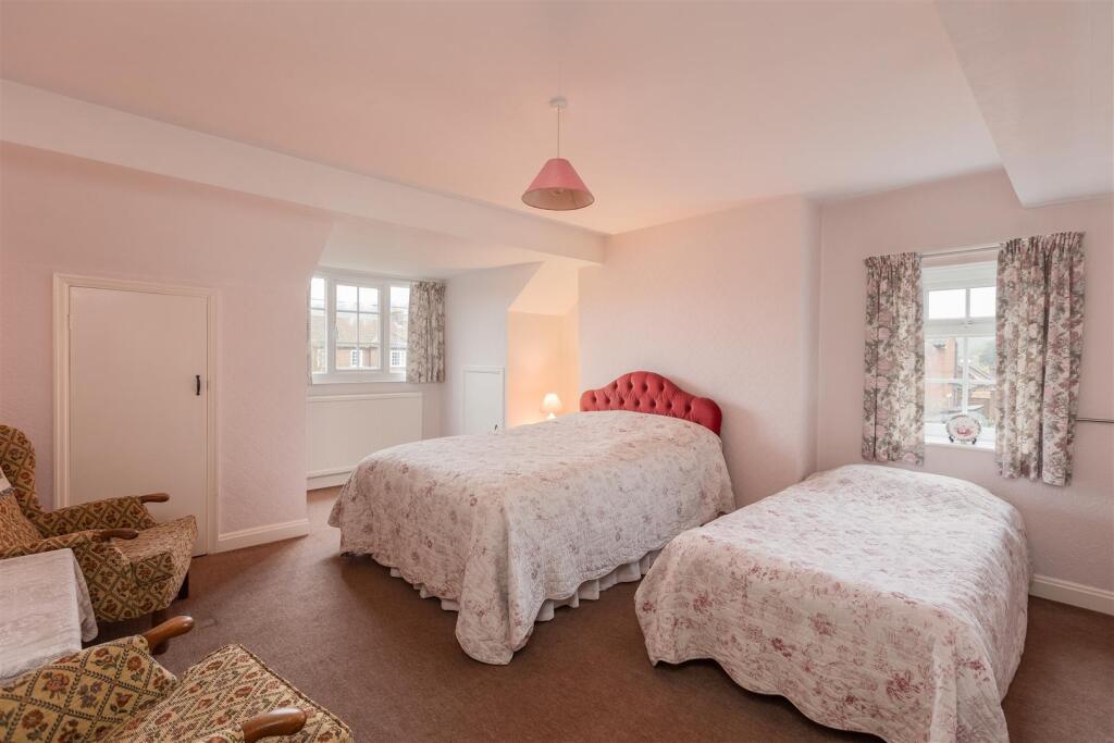 Station Road 9A Bedroom 1-1.jpg