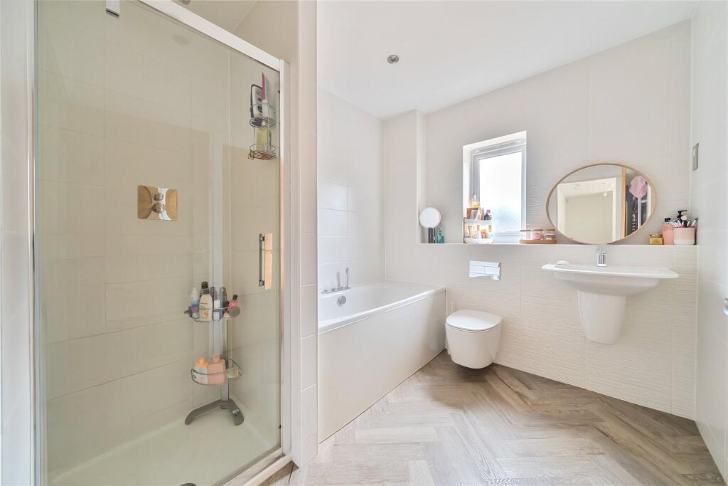 Ensuite 2 / Bathroom