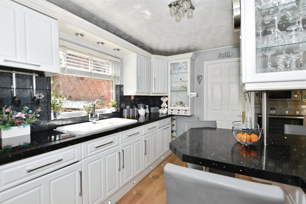 00c7abc4-kitchen 20b.JPG