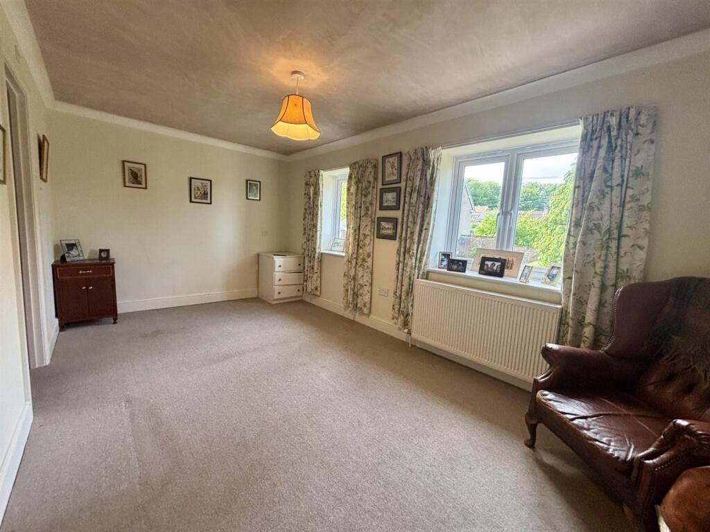 Bedroom 1.jpg