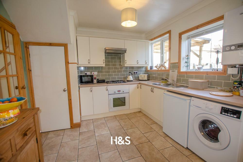 3 Gilliver Road kitchen.jpg