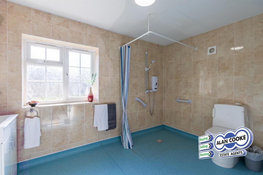 GROUND FLOOR SHOWER ROOM