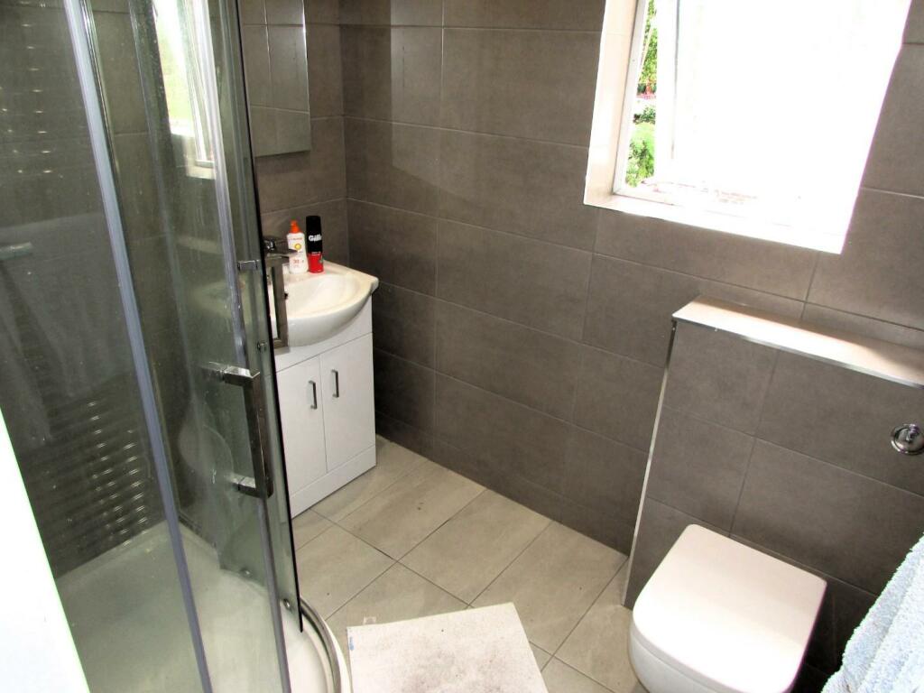 GraftonSt70bath1.JPG