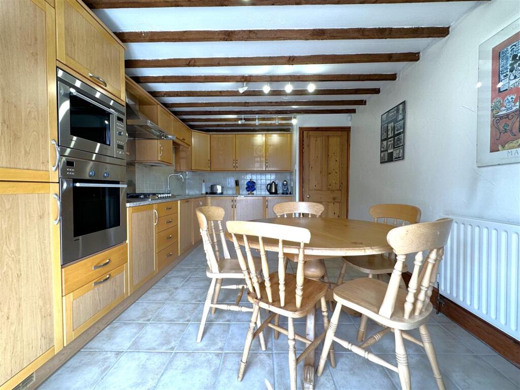 Spacious Dining Kitchen 707