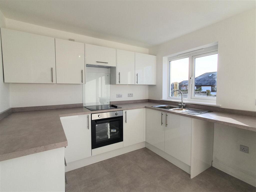 8 Luxon Drive Kitchen