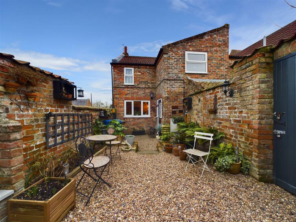 GARDEN/ OUTSIDE SPACE