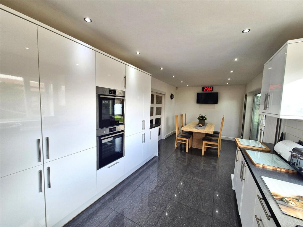 Kitchen/ Dining Room