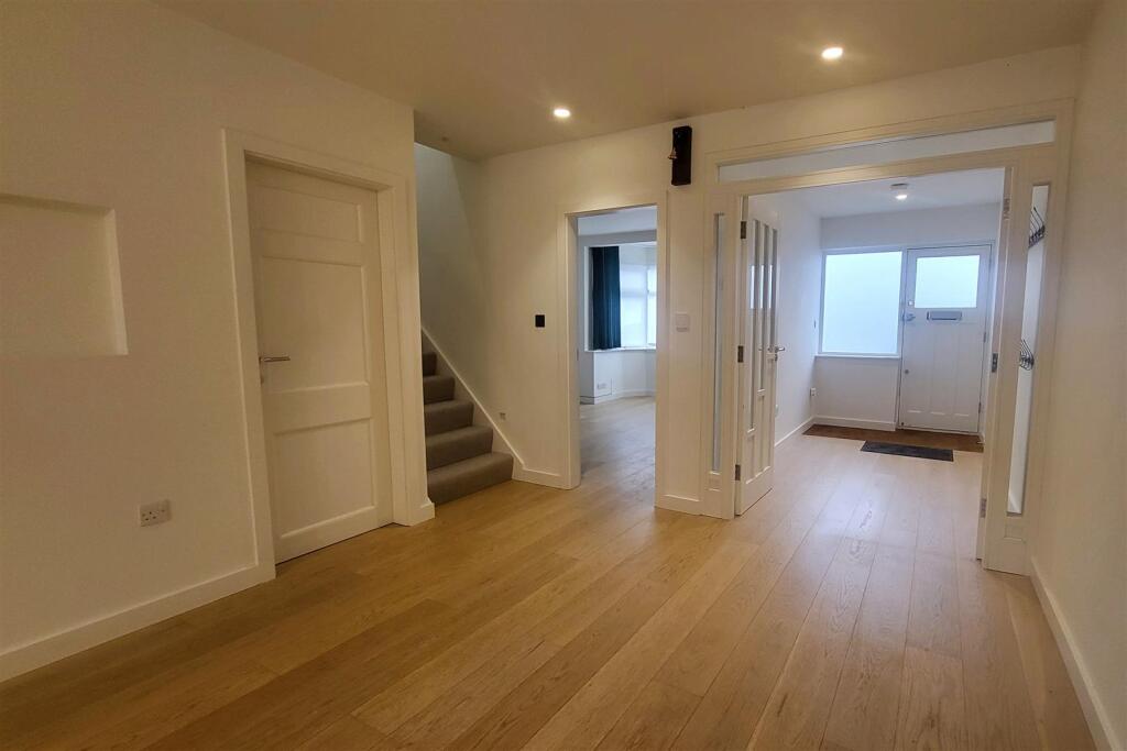 REAR RECEPTION (pic 2)