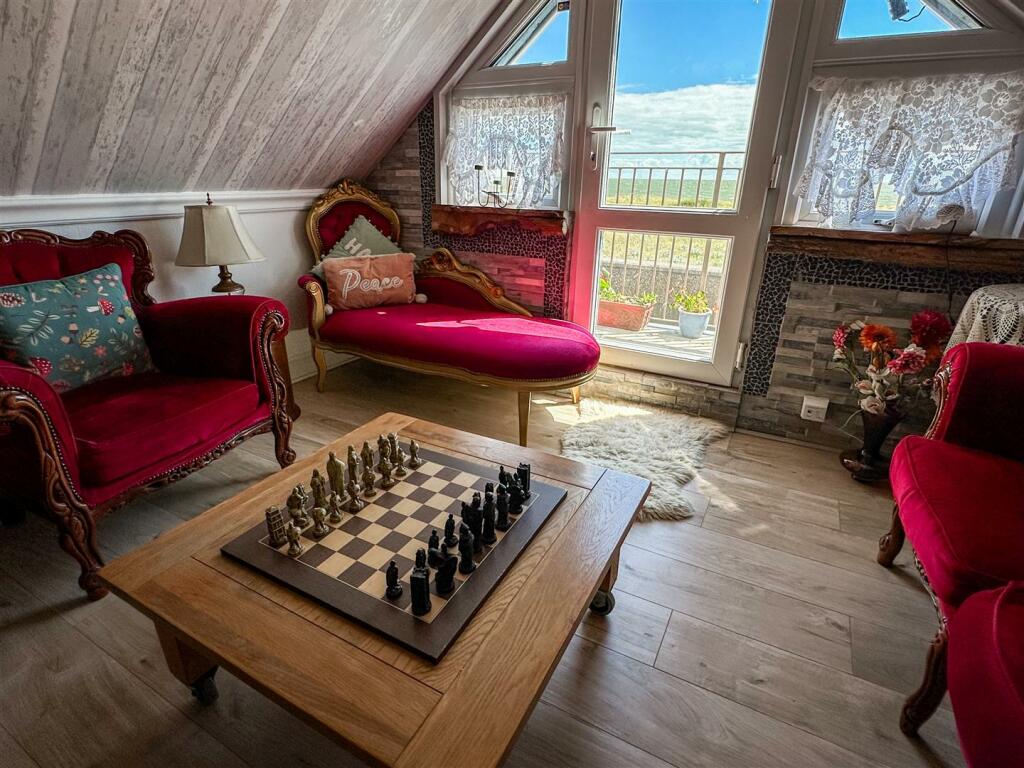 FIRST FLOOR LOUNGE