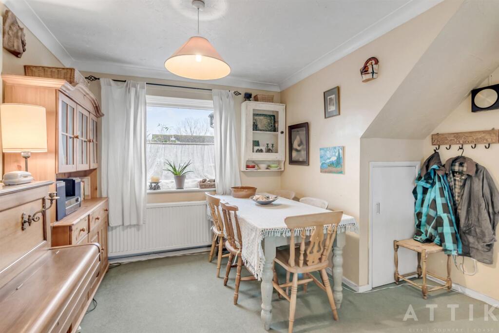 6 Mill Hill Drive Halesworth IP19 8DB (8).jpg