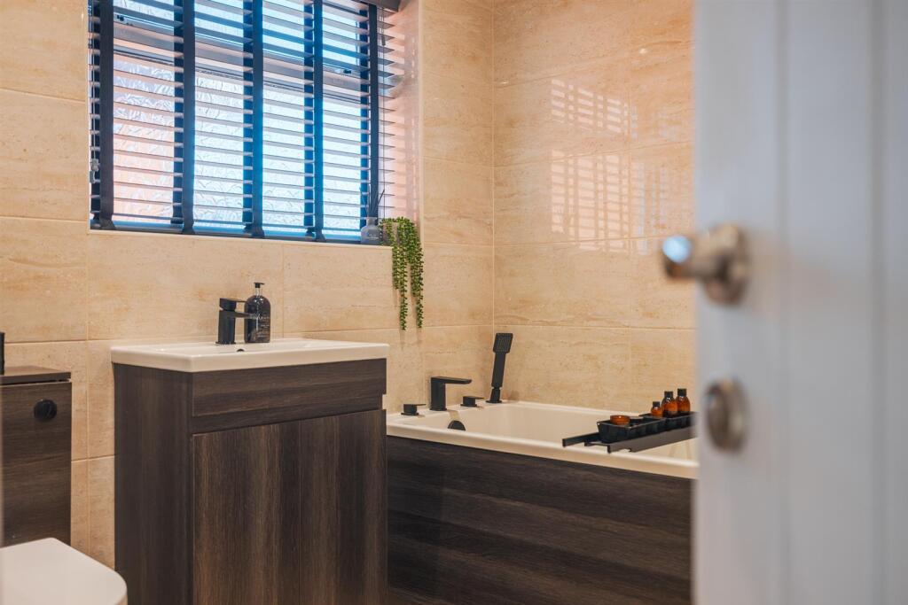 6 Greenfields Close-63.jpg