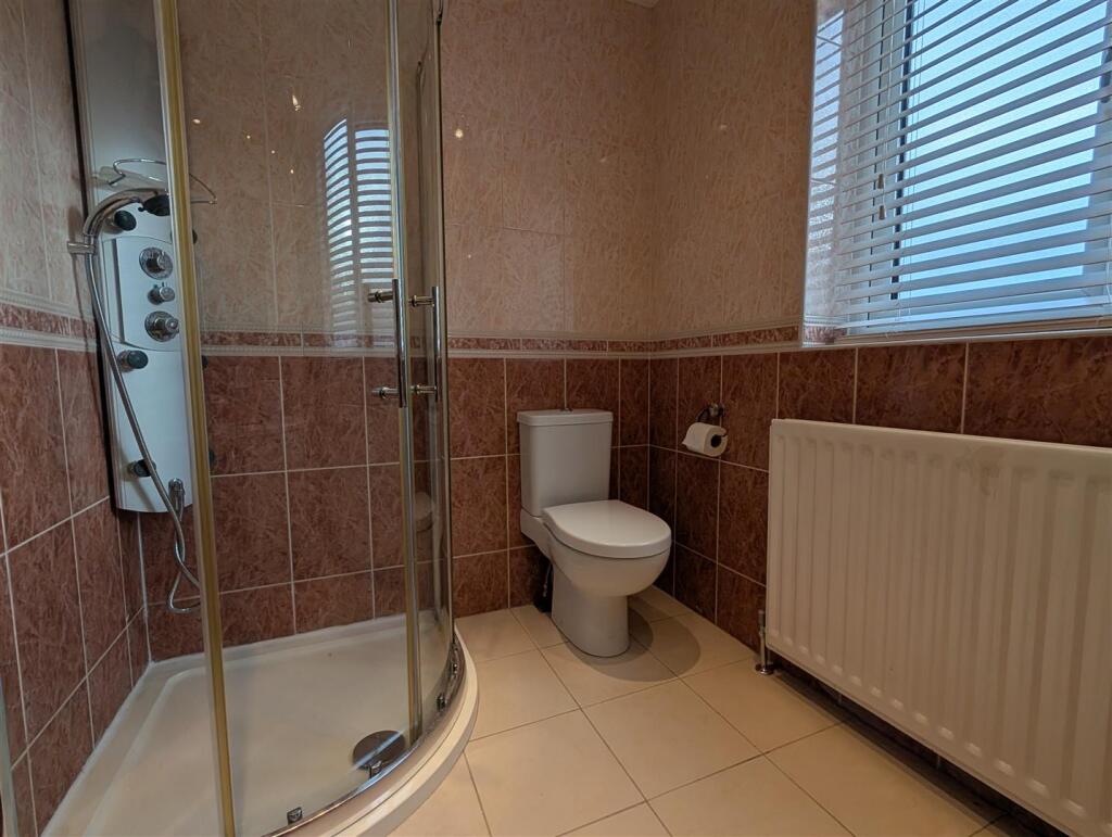 EN SUITE SHOWER ROOM/WC