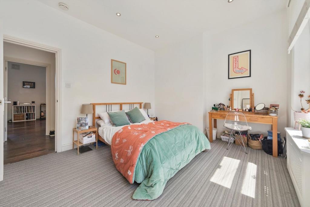 Bedroom (1).jpg