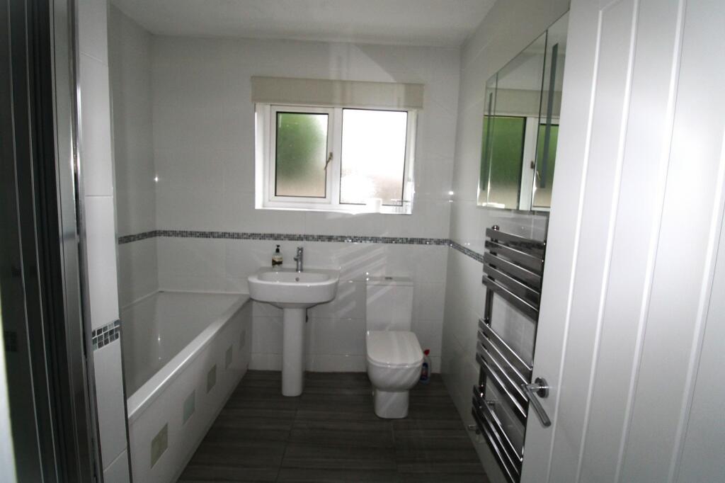Spacious Family Bathroom 