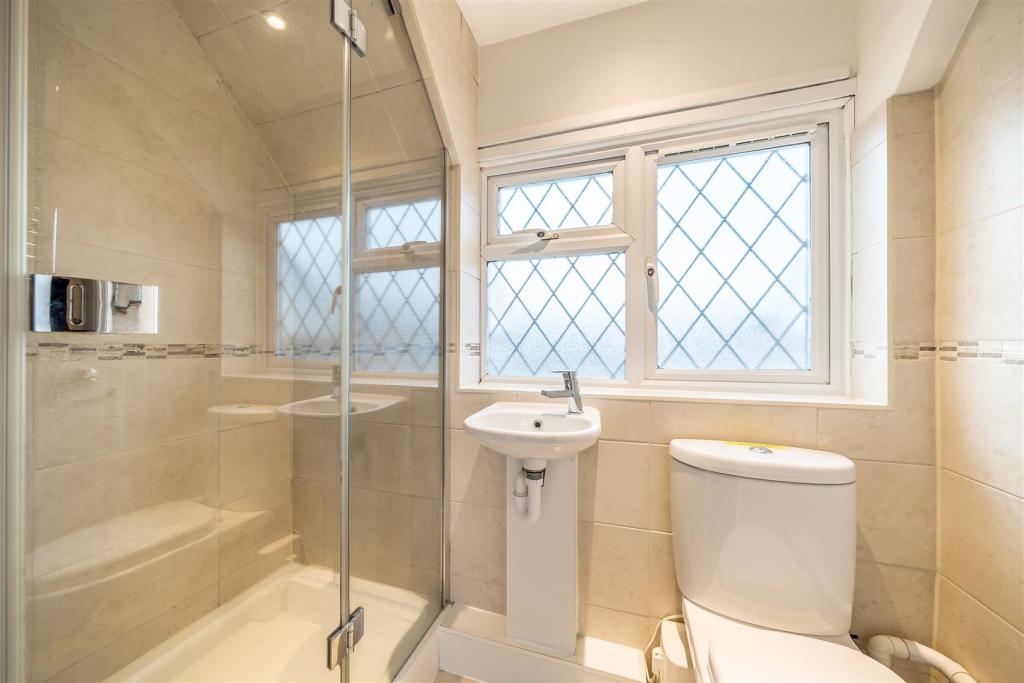 10 Critchmere Vale - Ensuite Bathroom.jpg