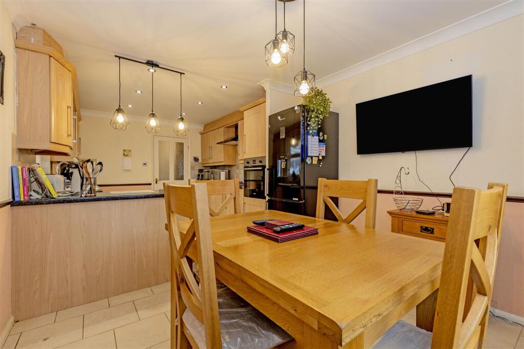 Kitchen/ Dining Room