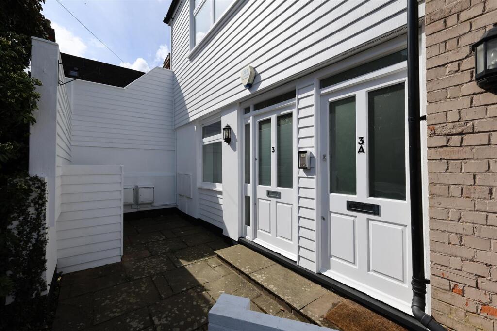 COURTYARD TO FRONT