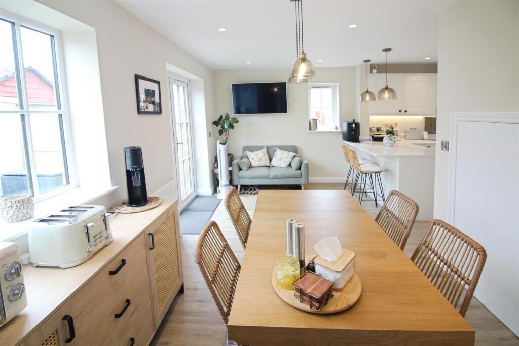 Kitchen/dining/family room