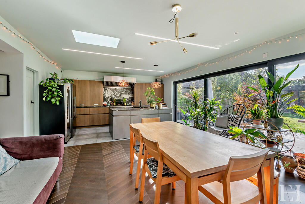 8614765-interiorW...