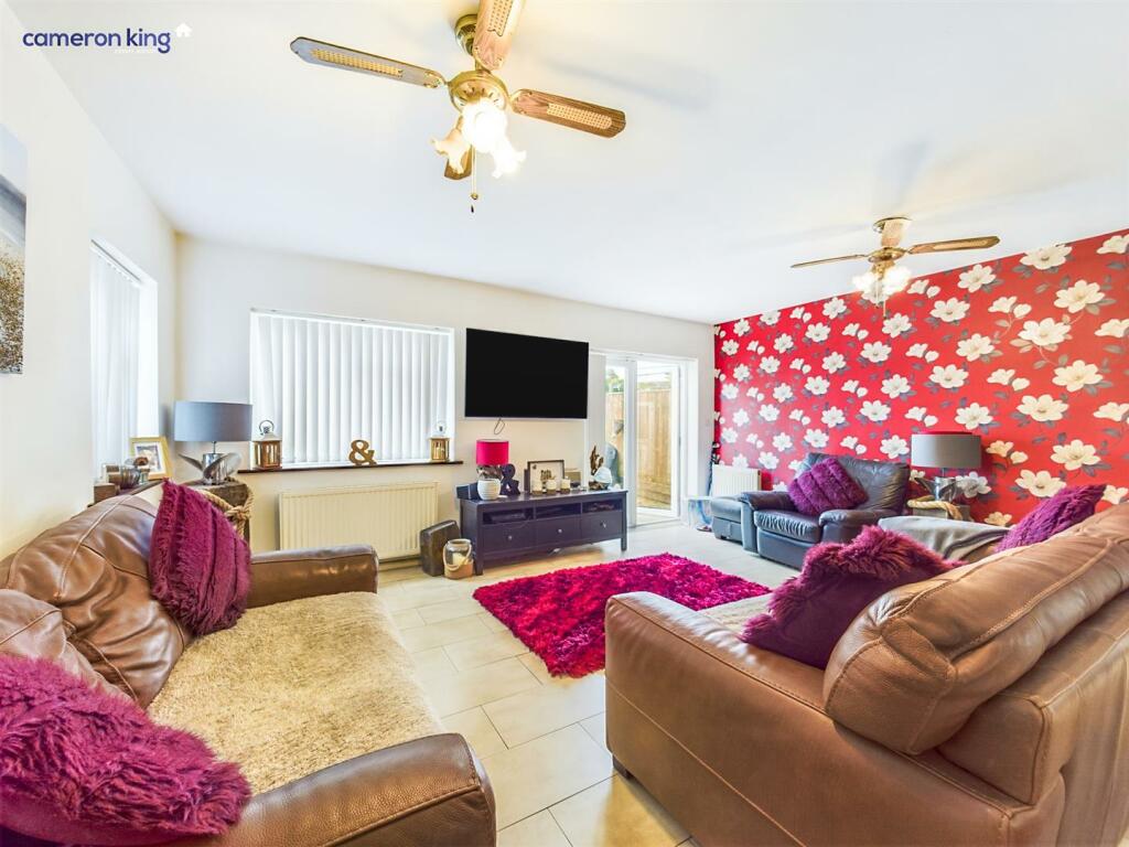Lounge 1.jpg