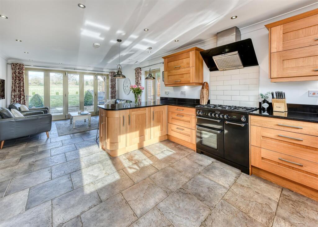 32 Post Office Road-kitchen2.jpg